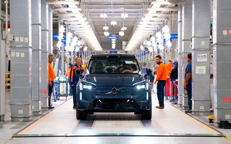 Volvo Begins Production of New EX90