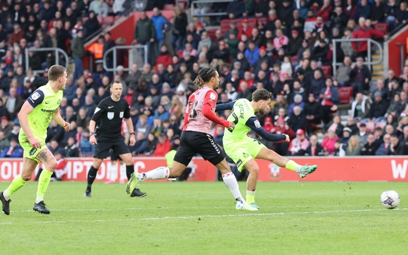 Late Southampton Double Sinks Battling Sunderland