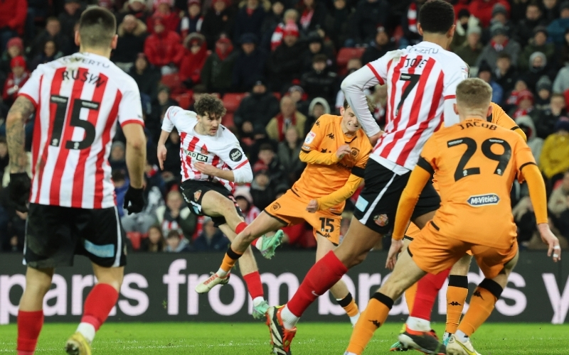 Sunderland Battle Hard In Key Play-Off Meeting