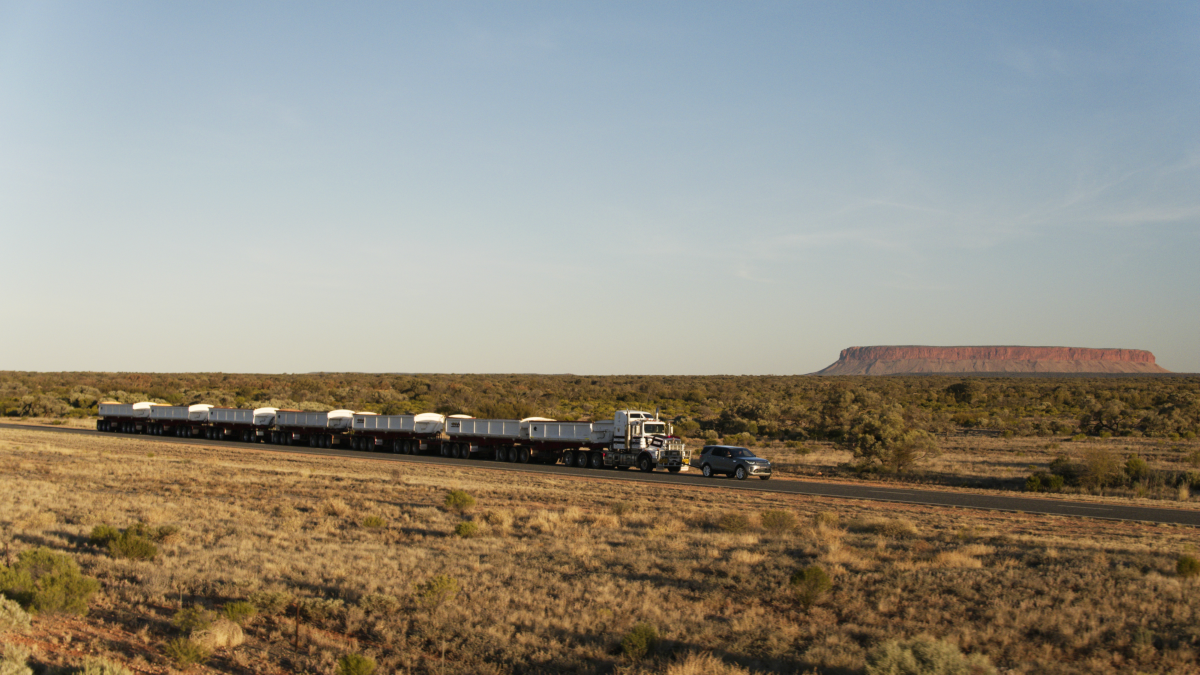 LAND ROVER DISCOVERY TOWS 110-TONNE ROAD TRAIN