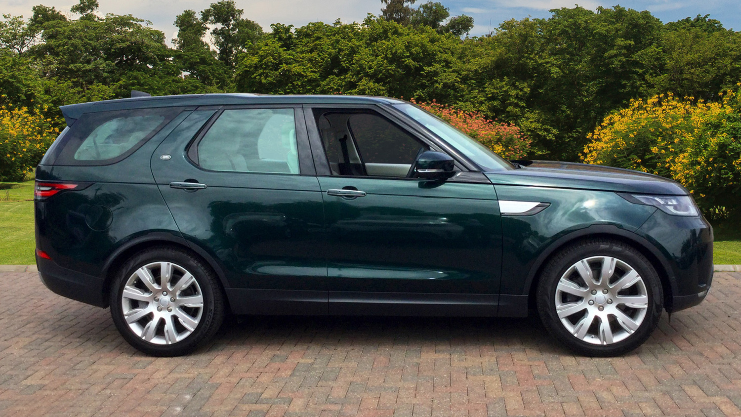 5 Used Land Rover Discovery Models in Our Favourite Colours!